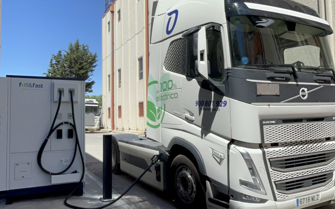 Cómo electrificar una base logística sin ampliar la acometida: caso real Ontime con baterías BESS y carga rápida para camiones eléctricos