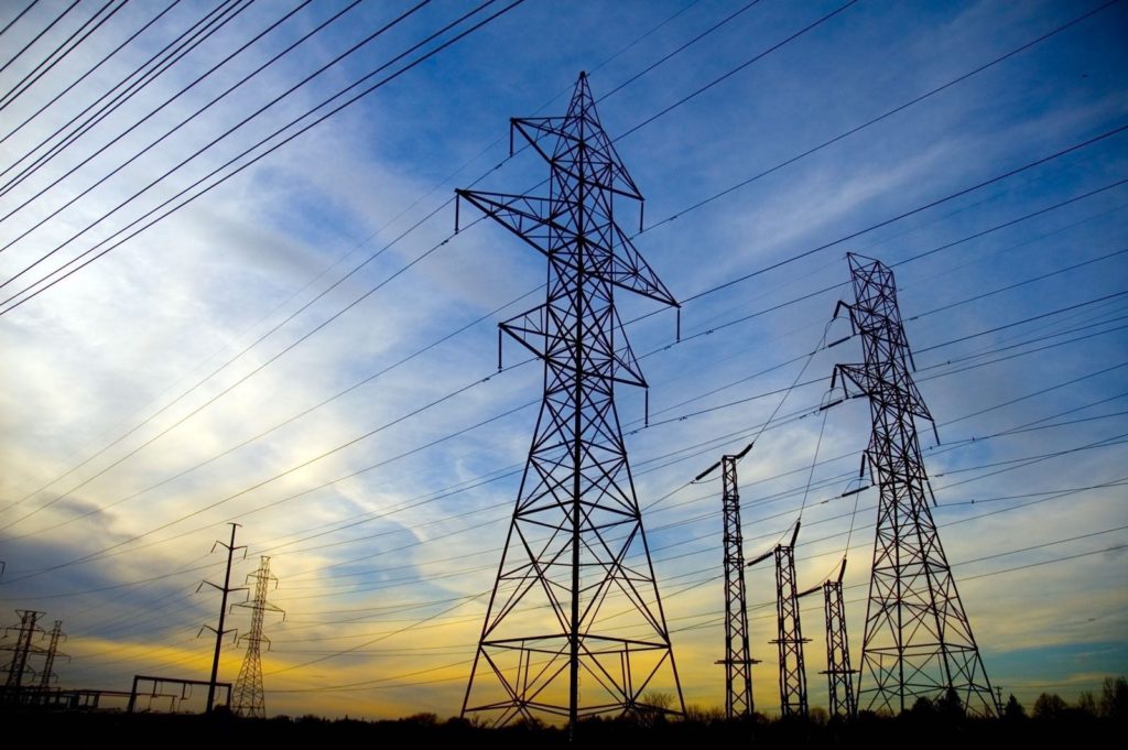 Líneas de alta tensión de la red eléctrica, infraestructura clave para el control de tensión y la integración de energías renovables y sistemas de almacenamiento.