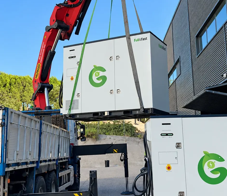 Sistema de almacenamiento con baterías de full&fast instalado junto a una nave industrial